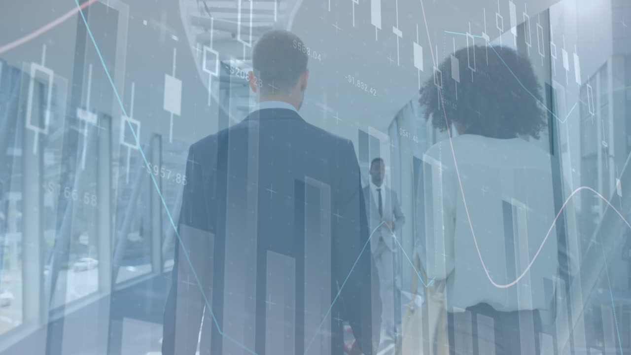 Animation af finansielle data over rygge af forskellige forretningsfolk på kontor.