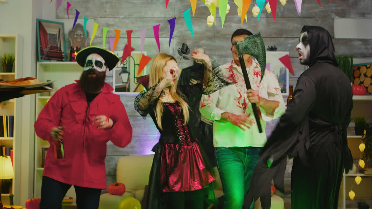 una mujer vestida de bruja llega con pizza.