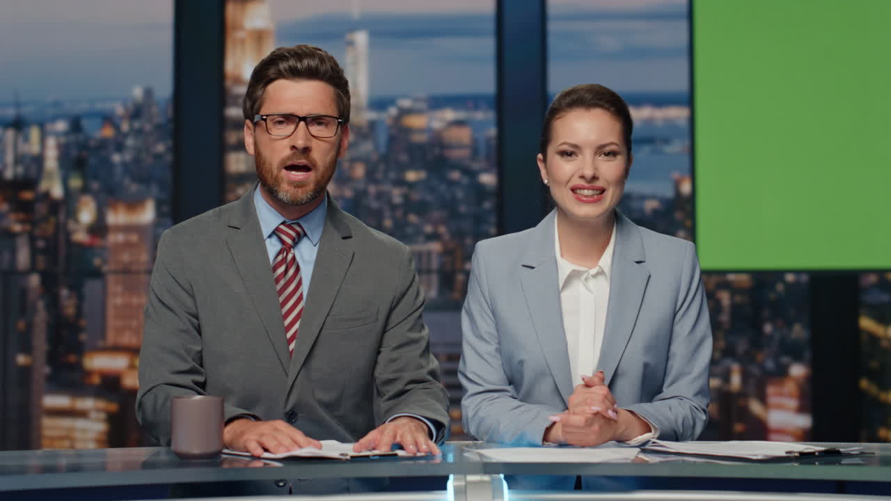 Anchor sorridenti che parlano di notizie al pubblico alla sera Chromakey tv studio closeup