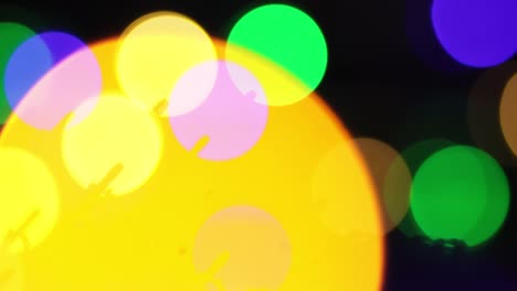el fondo borroso de navidad. círculos de colores brillantes desenfocados video de luces de navidad