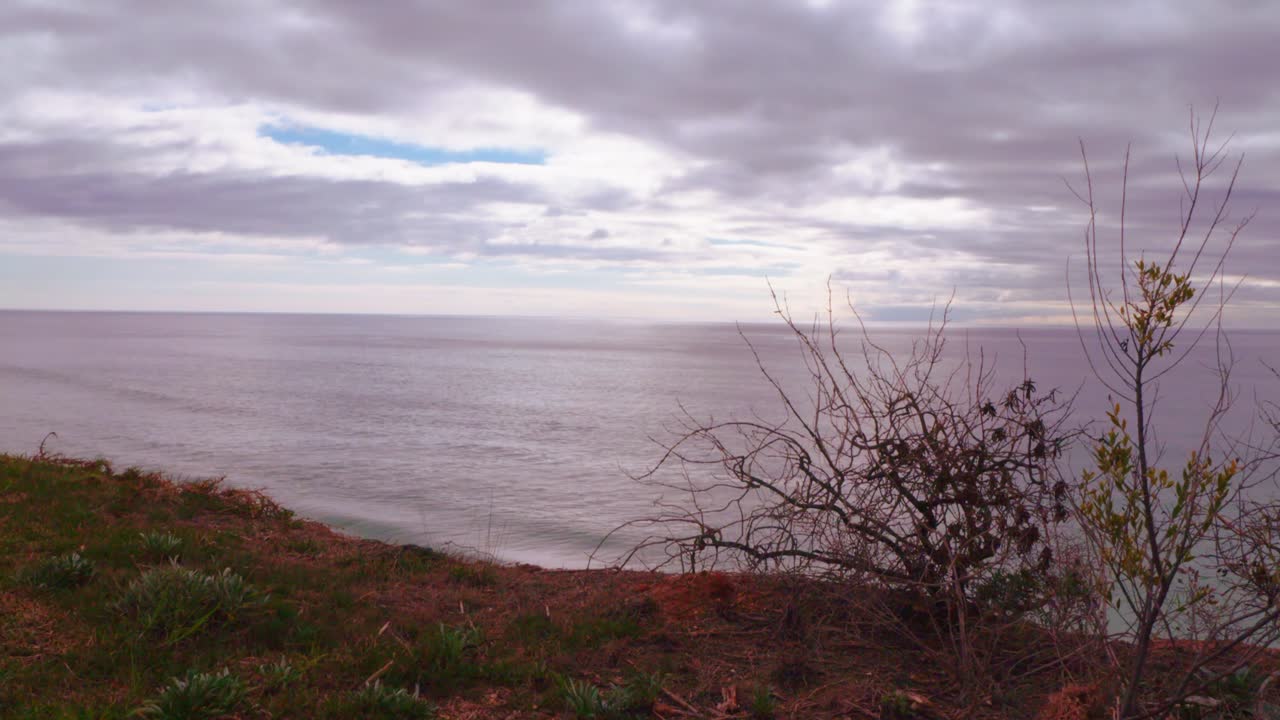 cielo cambiante y time-lapse del mar en portugal