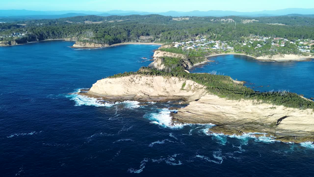 マルア湾のプリティ・ポイント岬の海岸線にある、茂みや木々、ハイキングコースを覆うドローンの空撮風景。オーストラリアのサウスコーストを旅行観光で休暇を過ごす。