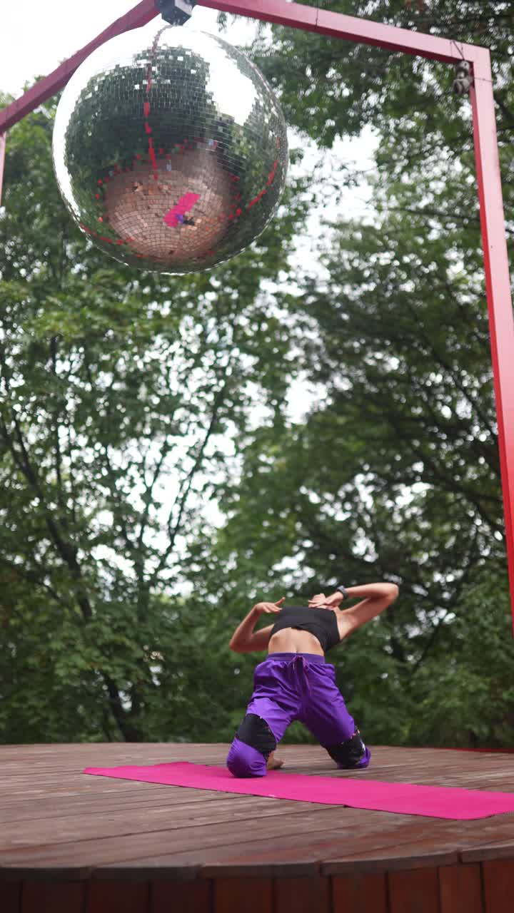 야외에서 요가 포즈