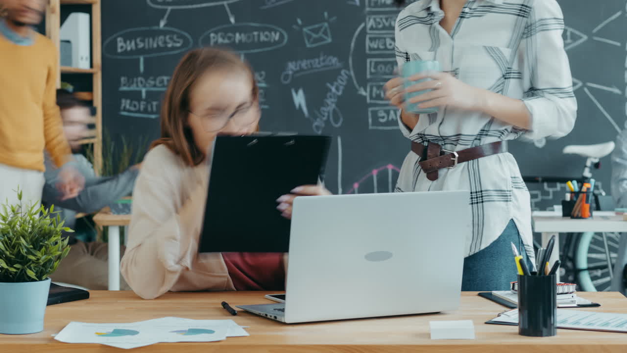 equipo de negocios trabajando en una oficina moderna