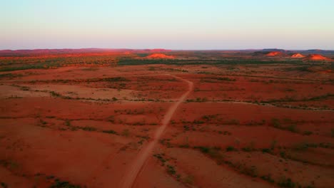 Ruta-De-Senderismo-En-Las-Dunas-De-Arena-De-Color-Rojo-En-El-Desierto-De-Alice-Springs-En-Australia