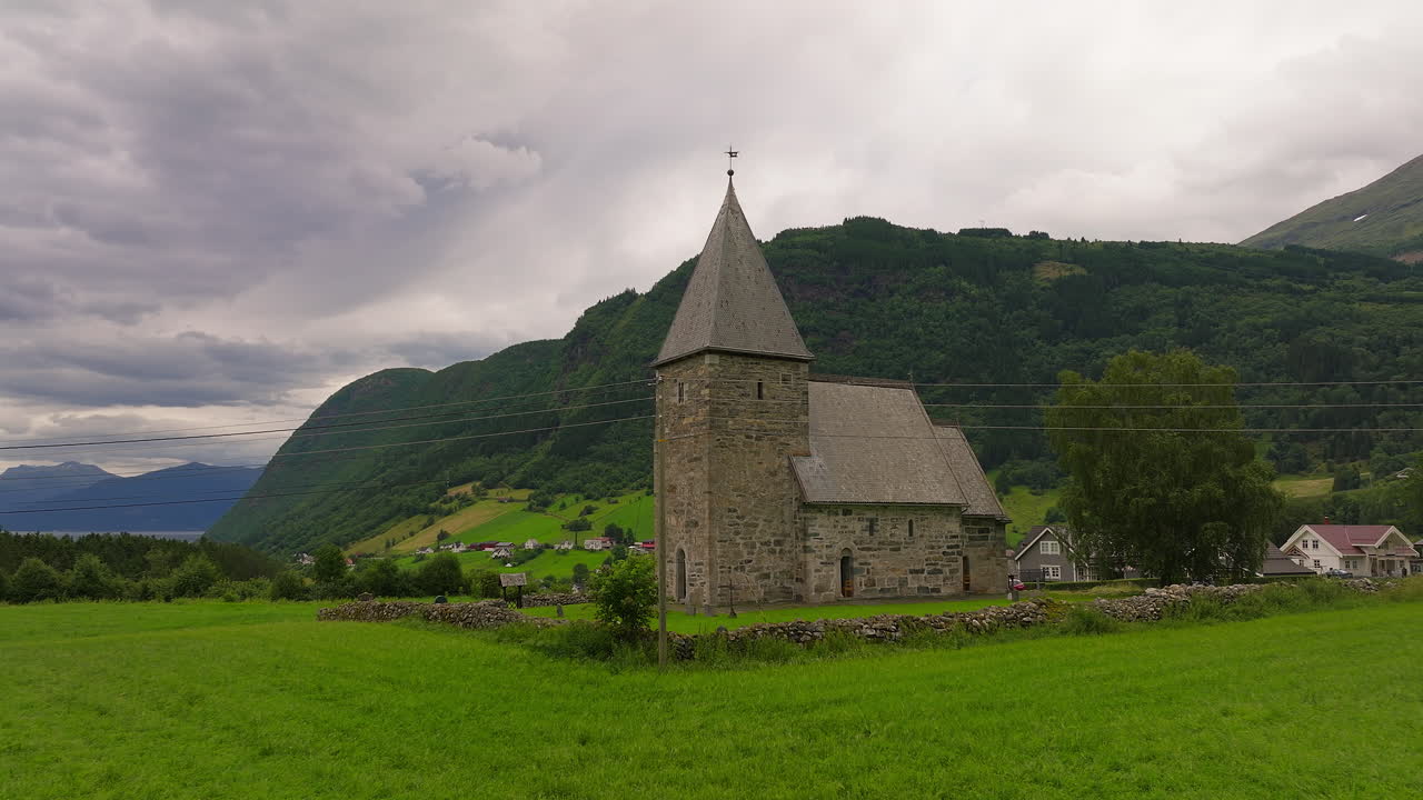 노르웨이 의 비코이리 에 있는 상징적 인 로마네스크 양식 의 애슬라 호브 교회