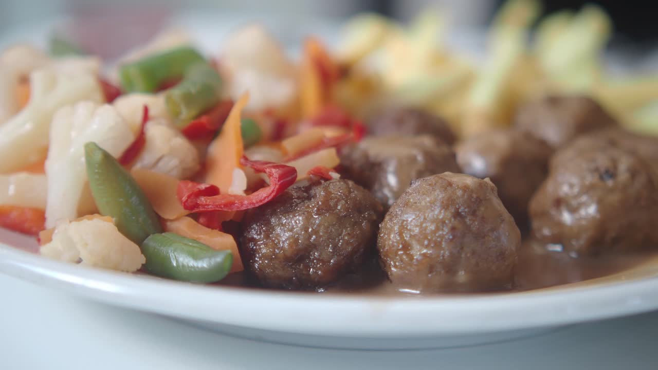 Köttbullar med grönsaker