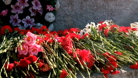 flores colocadas en un monumento para el día de la victoria de la guerra mundial.