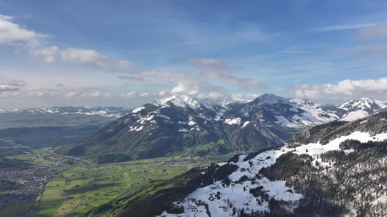 la belleza panorámica de las montañas glarus nord, suiza - vista aérea