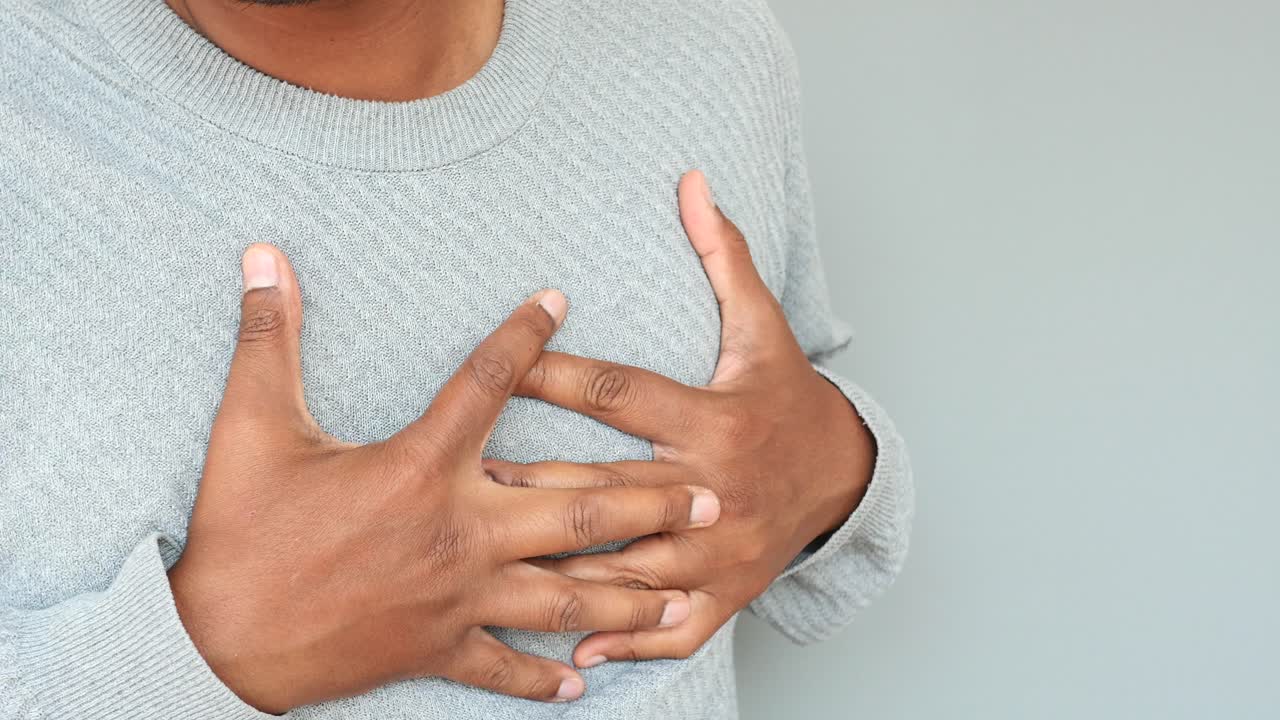 hombre con dolor en el pecho