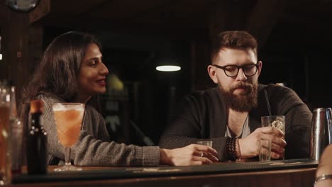 una pareja en el bar.