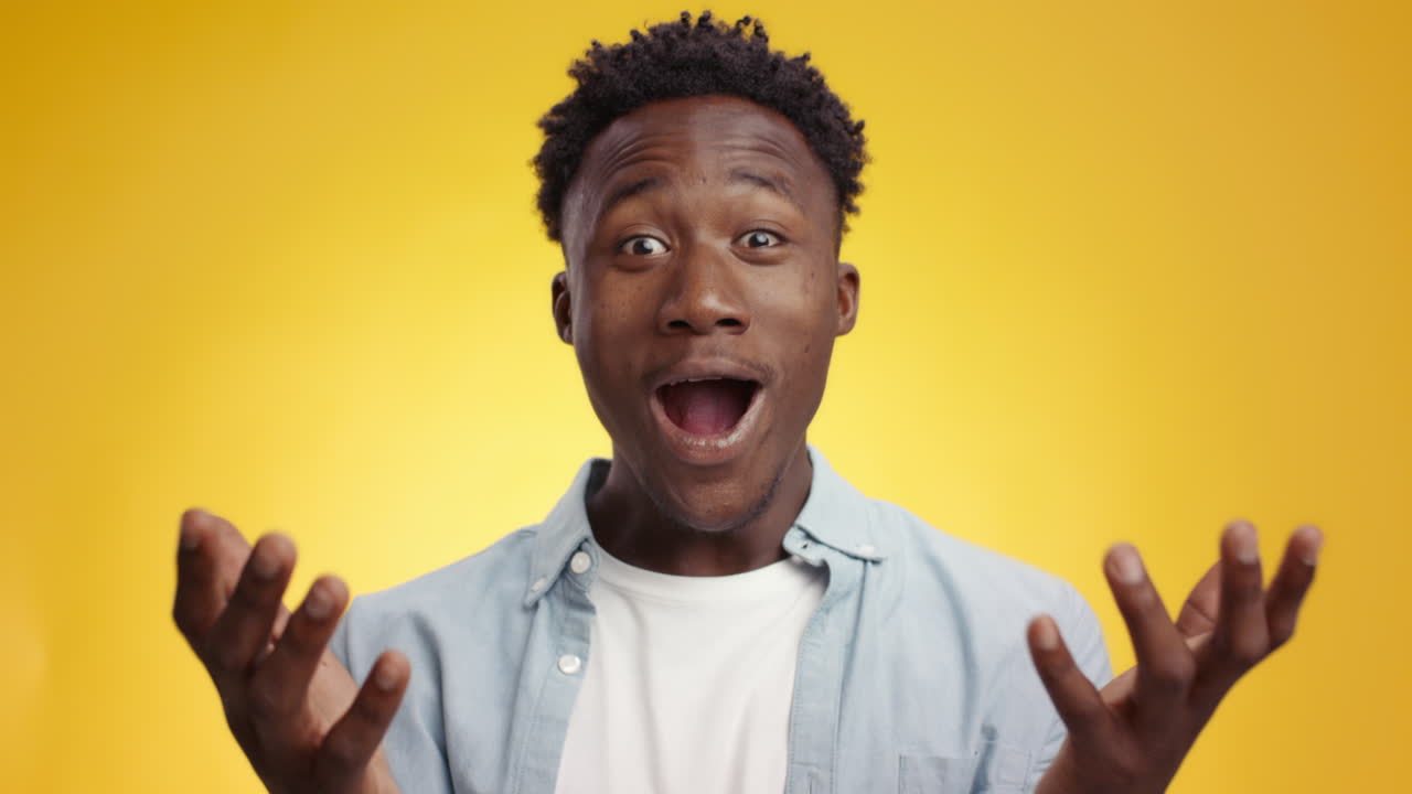 hombre expresando sorpresa y felicidad