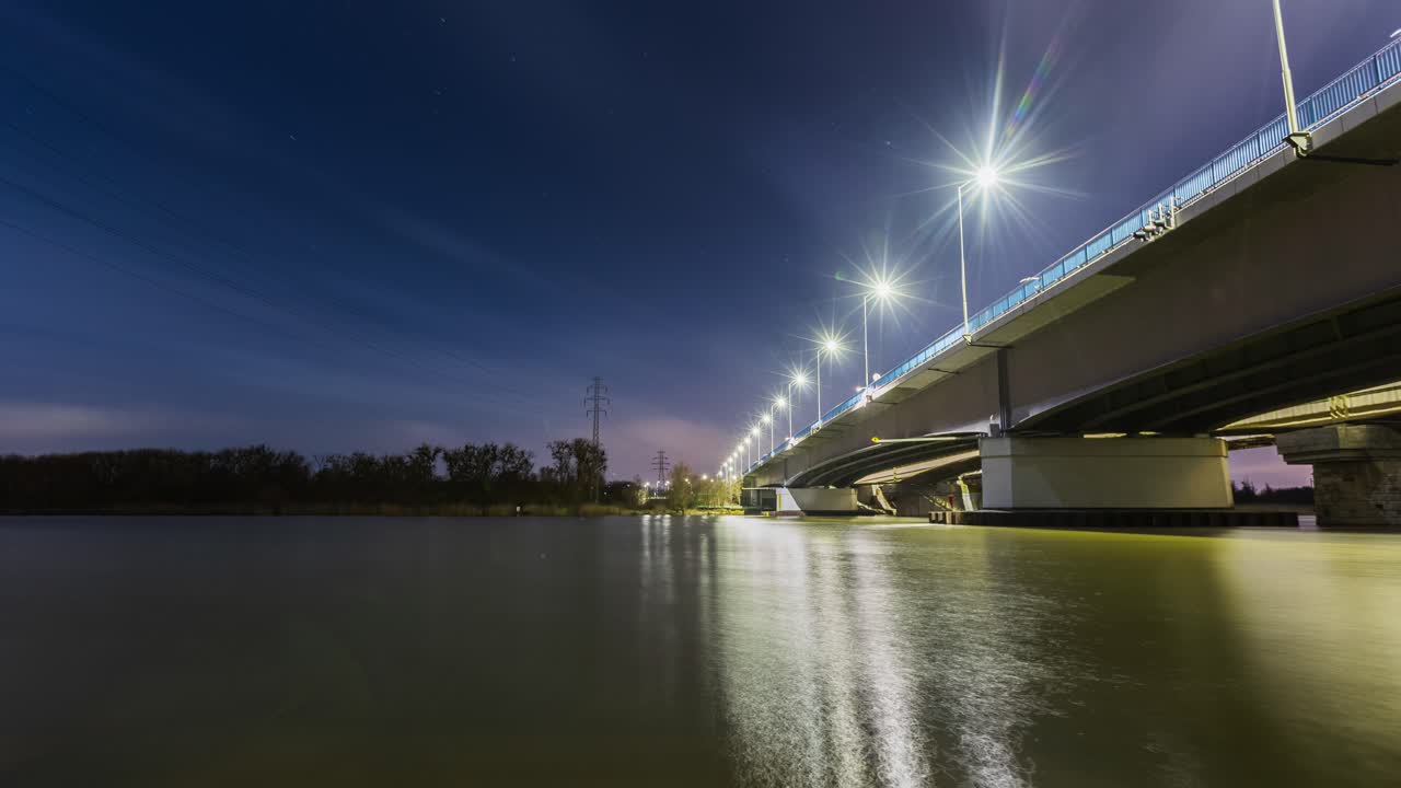 lapso de tiempo nocturno de un puente cerca del agua