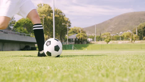 Fußballspieler,-Der-Den-Ball-Tritt