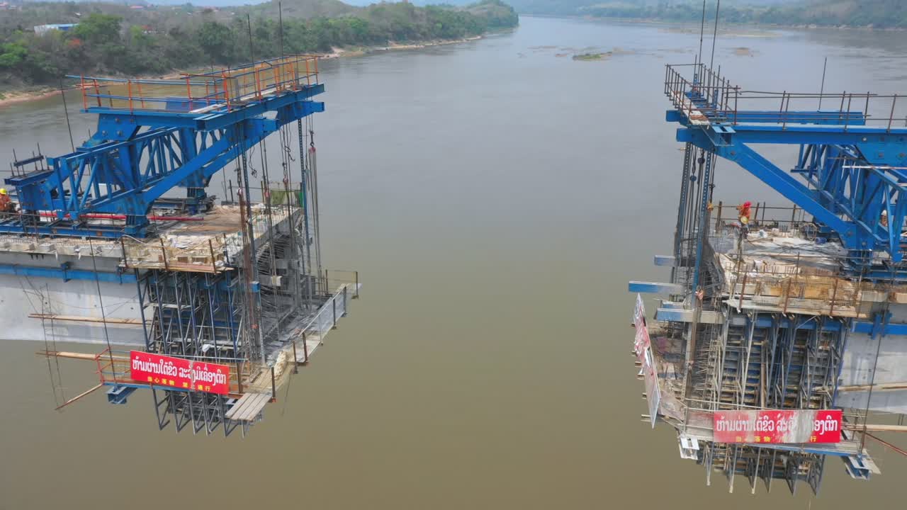 construcción de un puente sobre un río
