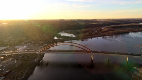 Enfoque-Aéreo-Dramático-Hacia-El-Puente-Hastings-Sobre-El-Río-Mississippi,-En-Una-Noche-Brillante