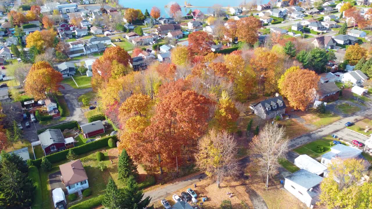 sobrevuelo aéreo de un barrio suburbano en montreal durante la temporada de otoño