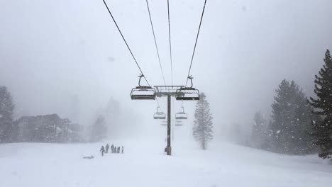 Telesillas-Vacías-En-Una-Fuerte-Tormenta-De-Nieve-En-Mammoth,-Sierras