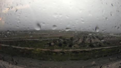 Vista-Desde-La-Ventana-De-Un-Tren-En-Movimiento-Bajo-La-Lluvia