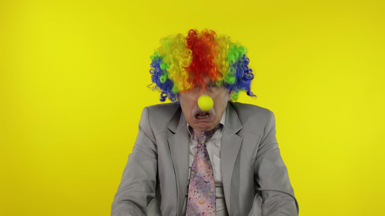 viejo payaso hombre de negocios empresario jefe haciendo caras tontas. espacio de copia