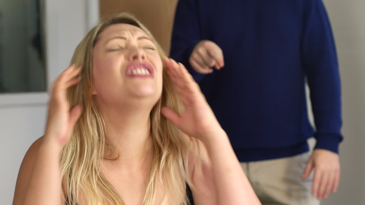 atractiva pareja joven discutiendo en la oficina en casa