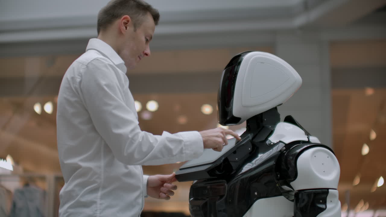 ingeniero electrónico científico de trabajo inventor en construcción de robots. cámara lenta. tecnologías robóticas modernas. concepto de robot futurista. inteligencia artificial robots virtuales y humanos.