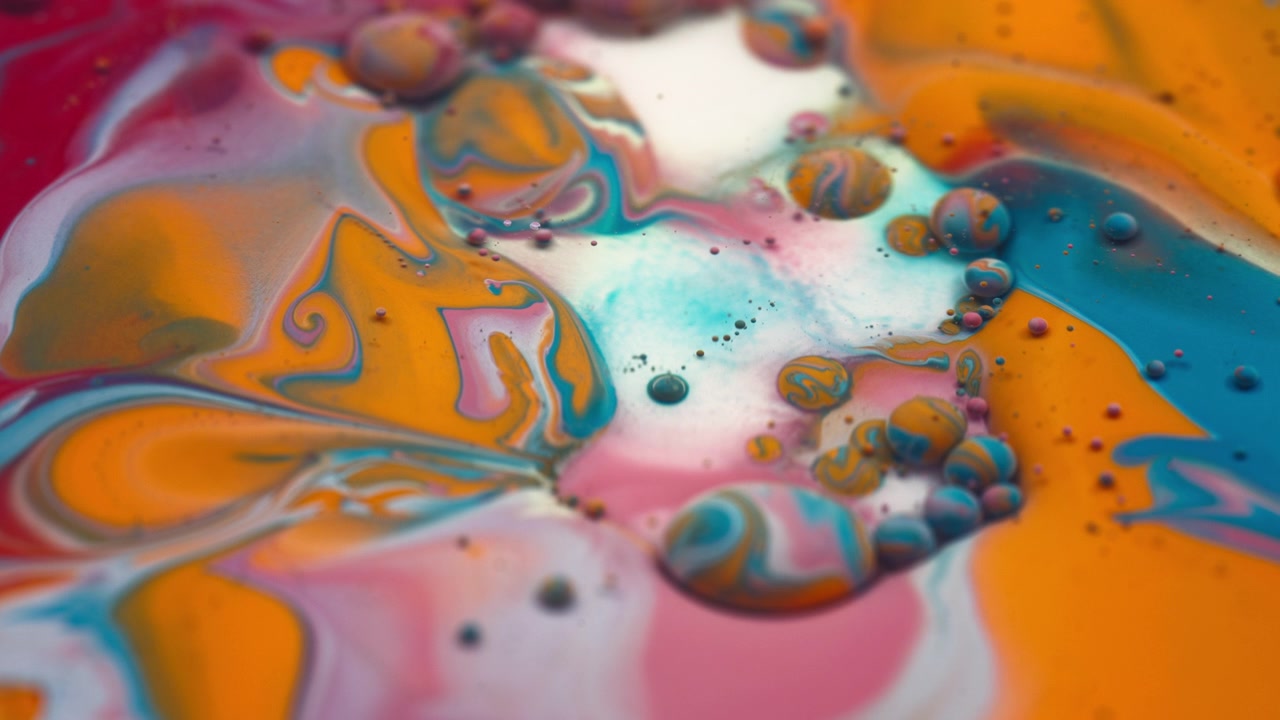 Gelembung Warna-warni Mengalir dalam Cat Cair