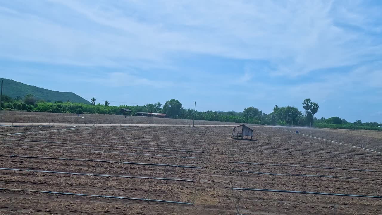 tractor trabajando en un campo vasto y vacío
