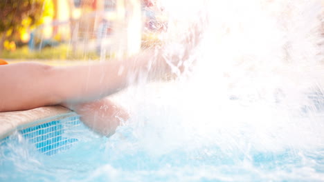 Mujer-Chapoteando-Los-Pies-En-La-Piscina