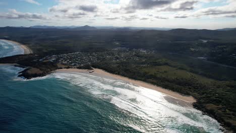 Impresionante-Pueblo-Costero-De-Emerald-Beach-Durante-El-Amanecer-Cerca-Del-Puerto-De-Coffs-En-Nueva-Gales-Del-Sur,-Australia