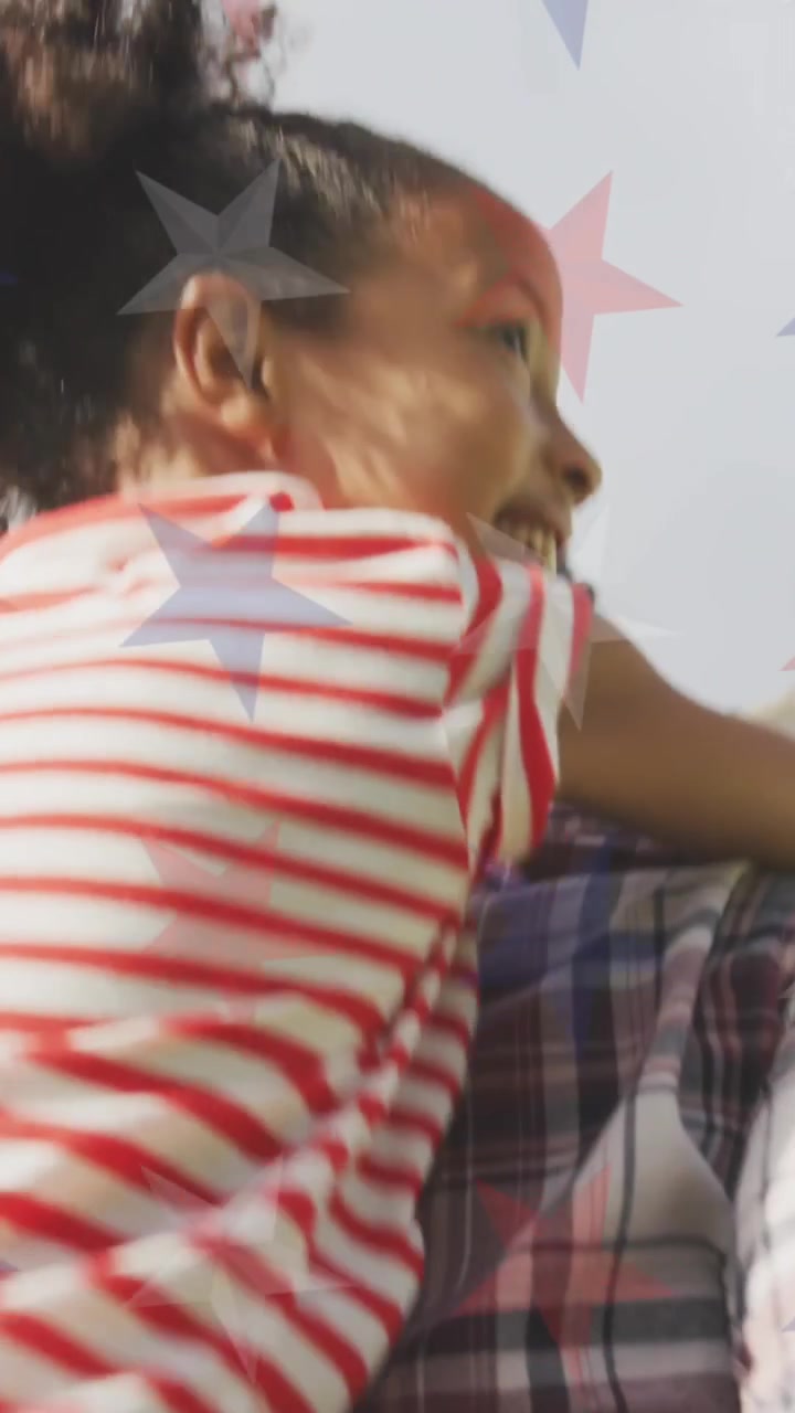 Animazione di stelle rosse, blu e bianche su padre e figlia afroamericani che si divertono