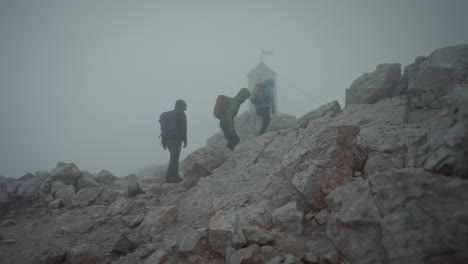 Wanderer-Steigen-Zum-Gipfel-Des-Berges-Triglav-Hinauf,-Um-Den-Aljaž-Turm-Zu-Erreichen