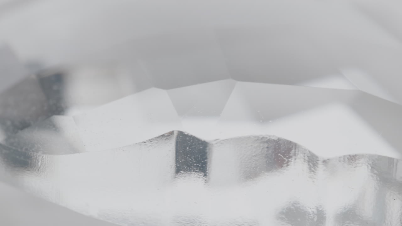 다이아몬드의 매크로 은 츠 바위처럼 돌아다니고 있습니다.