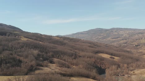 Antena-:-Panorámica-Cinematográfica-De-Las-Colinas-De-Los-Apeninos-Italianos-En-Otoño