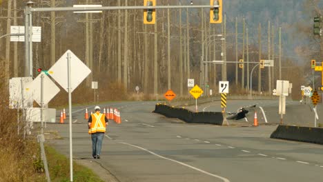 vista estática de la autopista 11 en abbotsford dañada por inundaciones extremas debido a una tormenta excesiva en columbia británica, canadá durante el día