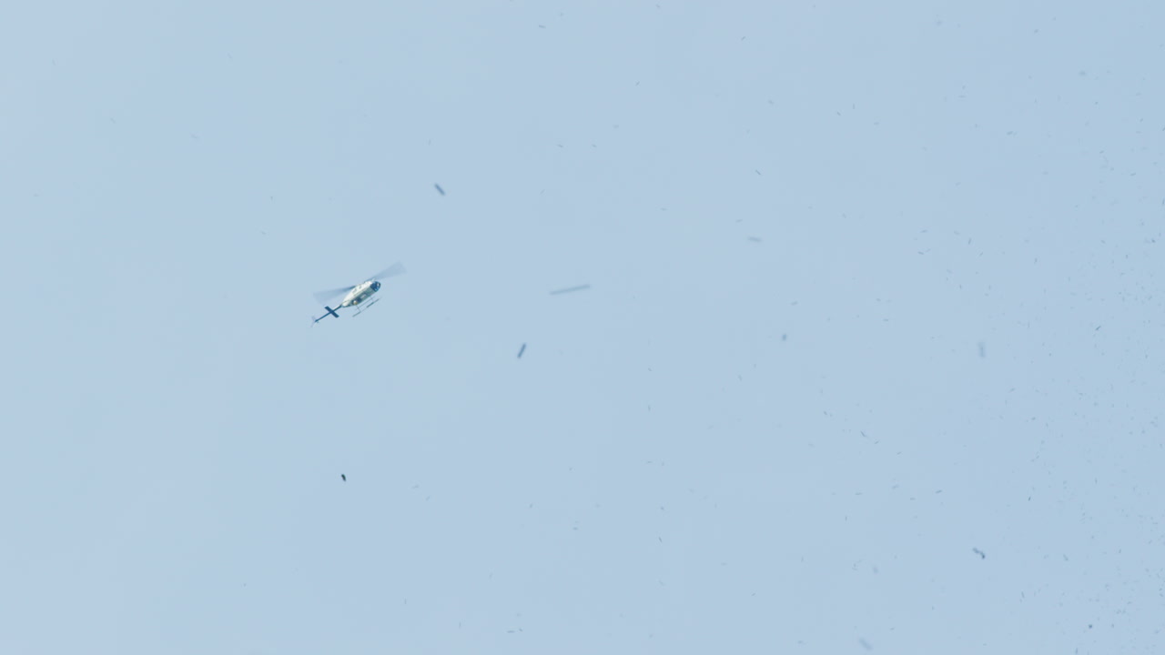 뉴욕시에서 티커 테이프 퍼레이드 위에 떠오르는 경찰 헬리콥터