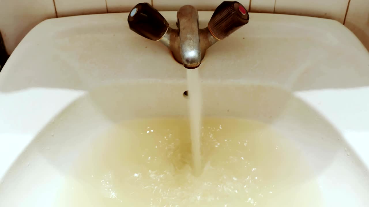 lavabo lleno de agua sucia