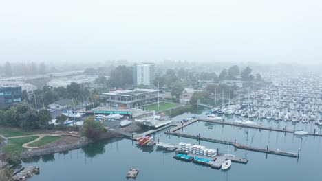 Una-Exhibición-De-Niebla-De-Veleros-Marina-Con-Visibilidad-Parcial