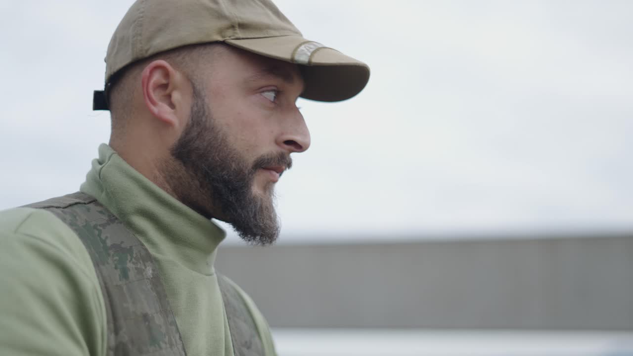 hombre en vista de perfil