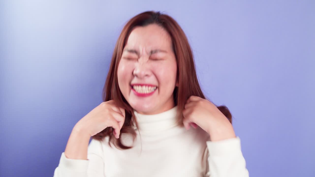 보라색 배경-1에 고립된 휴식 실내 스튜디오 촬영과 함께 젊은 아시아 쾌활한 여성 장난 음악 댄스