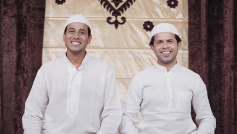 Indische-Muslimische-Männer-Lächeln-In-Die-Kamera