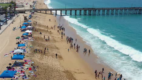 Vista-Aérea-Ascendente-Del-Muelle-Y-La-Playa-De-Balboa,-Newport-Beach,-California