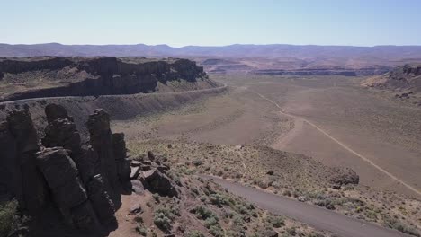 Scenic-road-follows-canyon-cliff-as-it-descends-into-Frenchman-Coulee