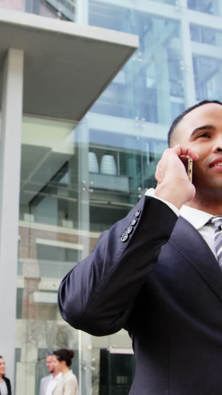 hombre de negocios hablando por teléfono móvil