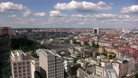 Vista-Aérea-Larga-Sobre-Berlín-En-Verano,-Alemania-1