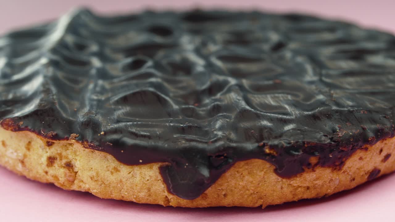 Sjokoladekjeks panorering på rosa bakgrunn. 4K makrodetalj