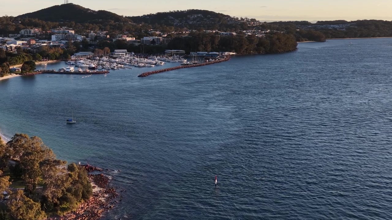 Ripresa aerea con drone di barche ormeggiate nel porto turistico di Nelson Bay al tramonto, Nuovo Galles del Sud