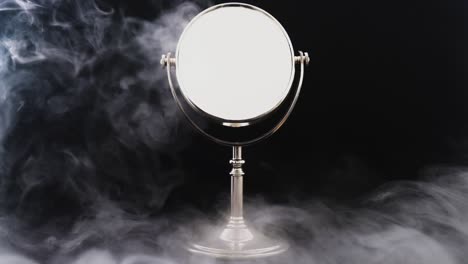 el fondo de humo del espejo es negro.