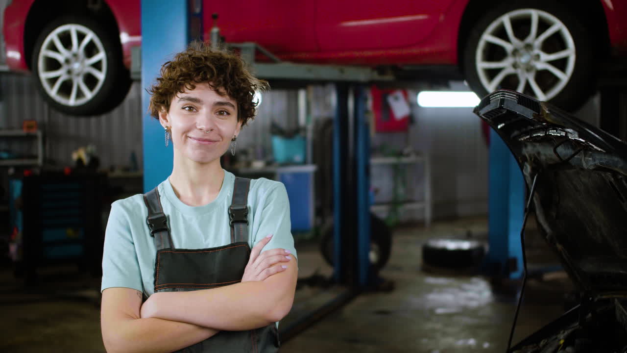 trabajador en un taller de reparación