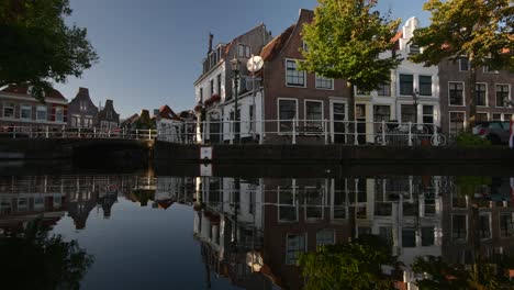 Traditionelle-Holländische-Grachtenhäuser-Entlang-Des-Flusses,-Die-Sich-Im-Ruhigen-Wasser-Spiegeln